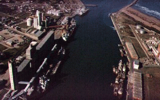 Vista area del puerto (52K)